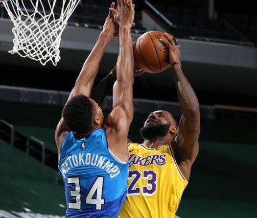 LeBron James rủ Caldwell-Pope dội mưa 3 điểm nhấn chìm Milwaukee Bucks