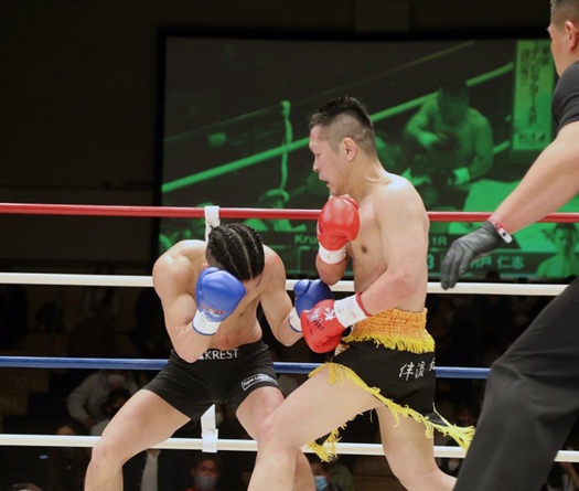 Kickboxer 47 tuổi gây sốc với pha "đấm bay" đối thủ 