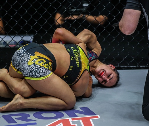 Đả nữ ONE Championship Stamp Fairtex bất ngờ thất trận bởi đòn "siết máy chém"