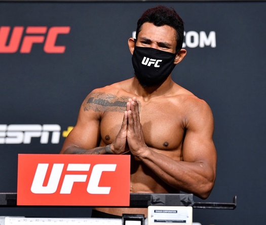 Võ sĩ UFC bật khóc vì phá kỉ lục... lố 2 hạng cân trước khi lên sàn