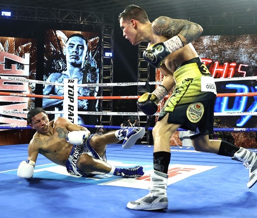 Oscar Valdez hạ knockout boxer 7 lần VĐTG Miguel Berchelt, giật đai WBC hạng siêu lông