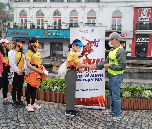 Hàng trăm người đội mưa rét chạy bộ đi hiến máu nhân đạo