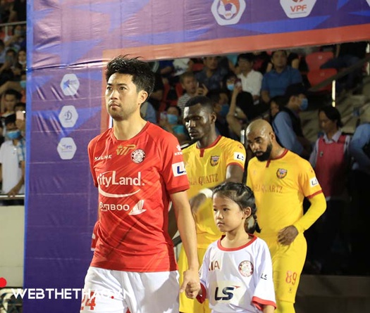Lee Nguyễn "ngó lơ" trận đấu với HAGL tại V.League 2021