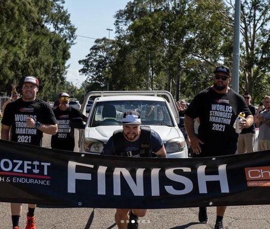 “Người khỏe nhất thế giới” chạy marathon kéo theo xe tải 1,6 tấn