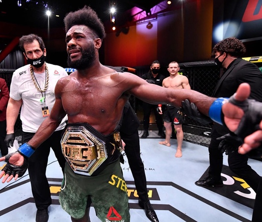 Aljamain Sterling bật khóc vứt đai vừa nhận được do đối thủ phạm lỗi