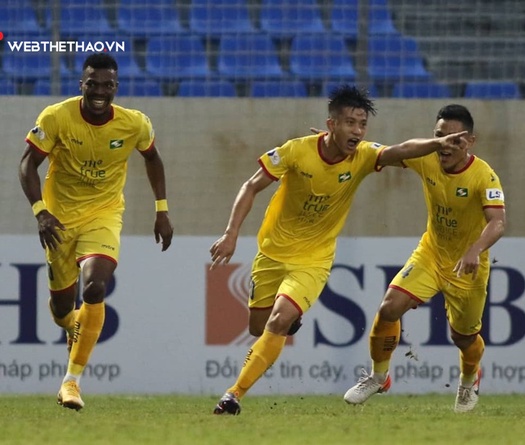 Cú đúp siêu phẩm của Phan Văn Đức khiến HLV Lê Huỳnh Đức đứng hình