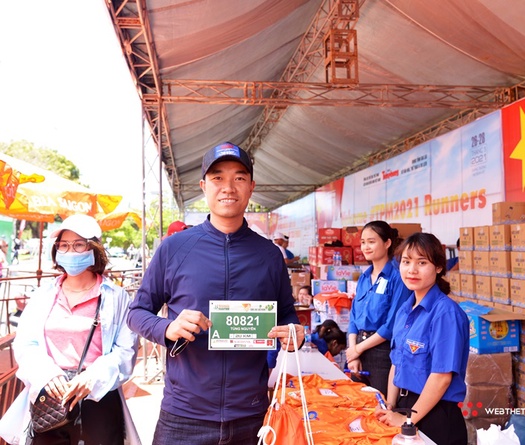 VĐV nhận racekit Tiền Phong Marathon 2021 nhanh gọn