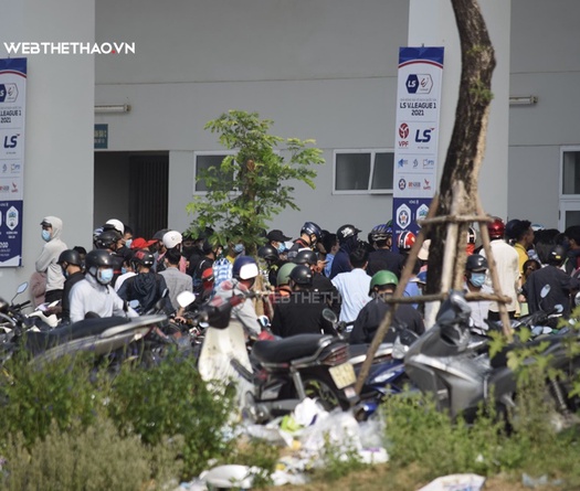 Loạn vì vé, nửa đêm, BTC khuyến cáo không dẫn trẻ em xem trận Đà Nẵng vs HAGL