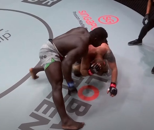 Người khổng lồ Châu Phi Oumar Kane tiếp tục hủy diệt đối thủ tại ONE on TNT 1