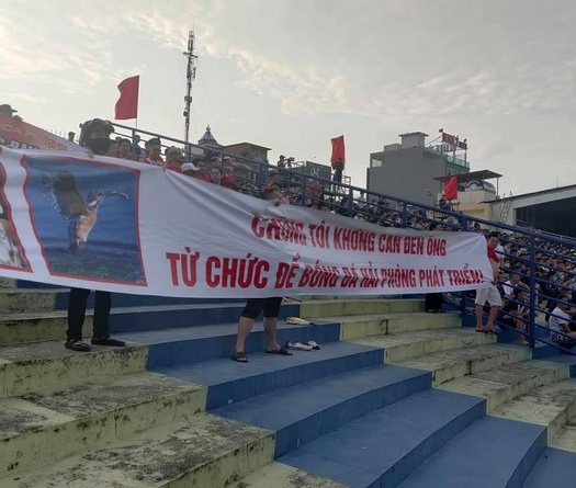 CĐV Hải Phòng căng băng rôn, yêu cầu Chủ tịch CLB từ chức