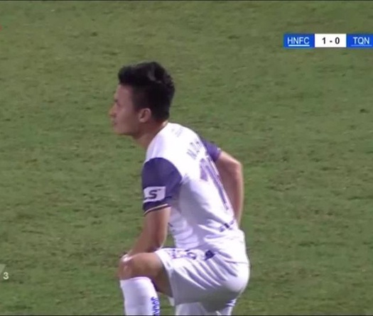 Quang Hải gây sốt với màn ăn mừng kiểu “quay xe”