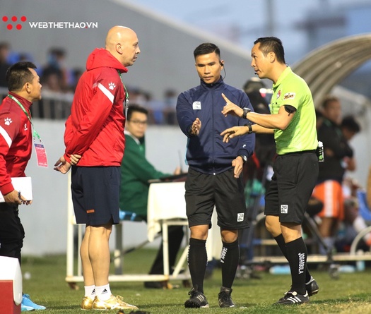 Chuyện lạ có thật tại V.League: Trợ lý HLV nhận nhiều thẻ hơn…cầu thủ