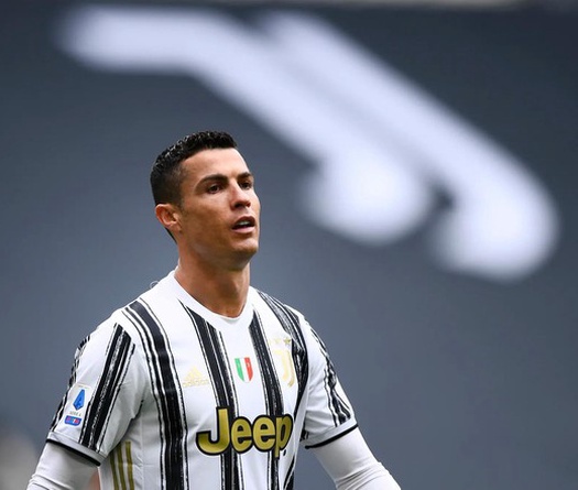 Fan nhí bị phạt khi vượt gần 400 km để xin chữ ký của Ronaldo