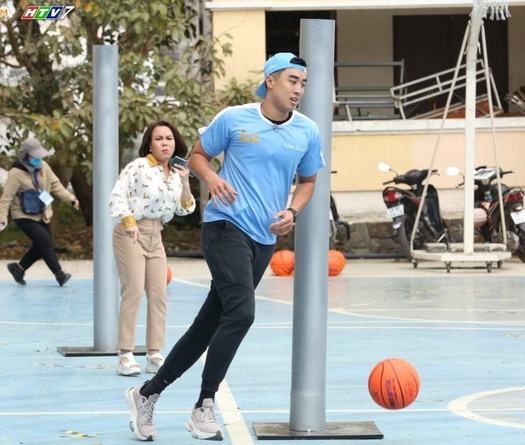 Stefan Nguyễn Tuấn Tú khiến nghệ sỹ Việt Hương bật khóc vì những cú ném rổ