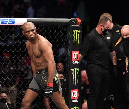 Giới võ sĩ chúc mừng Kamaru Usman sau khi phá kỷ lục của Georges St-Pierre