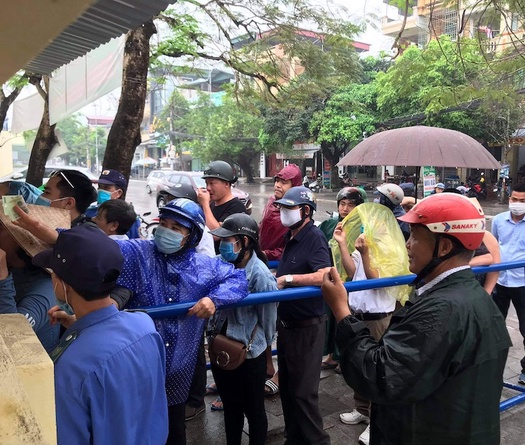 Bất chấp mưa gió, CĐV Thanh Hoá xếp hàng mua vé trận gặp HAGL