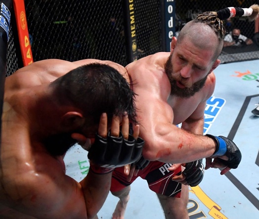 Jiri Prochazka hạ gục Dominick Reyes với cú chỏ lật xuất sắc, chắc vị trí tranh đai