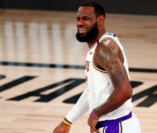 LeBron James lại dính chấn thương, rời sân trong chán nản