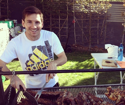 Messi lần đầu tiên mời đồng đội về nhà trước trận đánh lớn