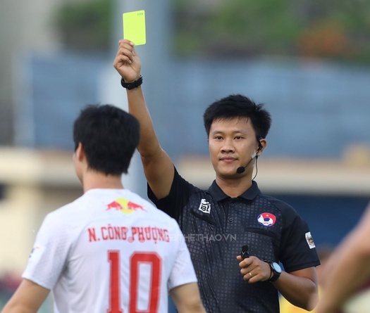 Công Phượng đang có "thói quen" phản ứng trọng tài?