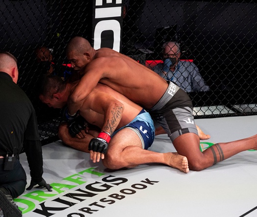 Fabricio Werdum ra mắt thất bại tại PFL, hụt đòn khóa gây tranh cãi