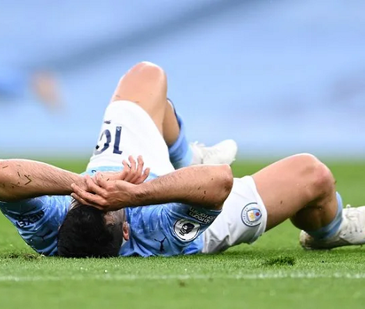 CĐV Chelsea chế giễu Aguero bằng quả phạt đền Panenka của Hazard