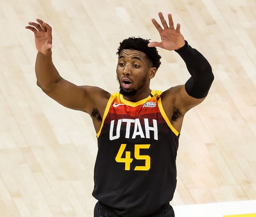 Bất lực nhìn Utah Jazz thua Game 1, Donovan Mitchell nổi cáu vì bị gạch tên vào phút chót