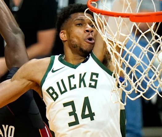 Giannis Antetokounmpo có Triple-Double đầu tiên tại Playoffs, Bucks trả nợ Heat sòng phẳng