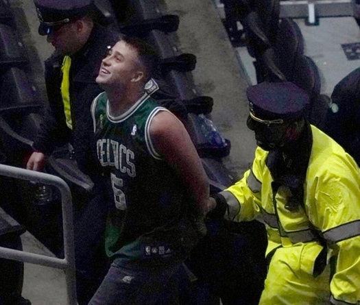 CĐV ném chai nước vào đầu Kyrie Irving có thể đi tù 10 năm!