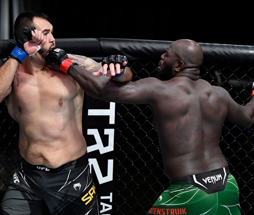 Jairzinho Rozenstruik knockout Augusto Sakai ở giây cuối cùng hiệp 1