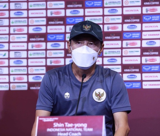Khí thế hừng hực, HLV Shin Tae Yong dè chừng tuyển Việt Nam