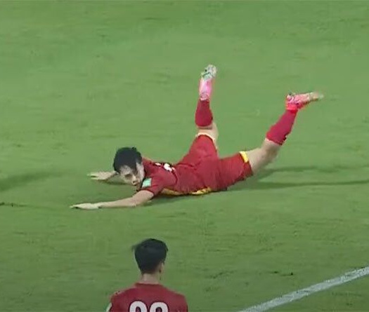 Truyền thông Malaysia ấm ức với quả phạt đền của Văn Toàn