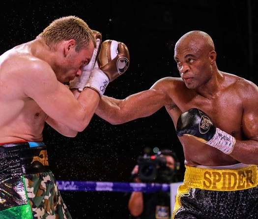 Huyền thoại MMA Anderson Silva đánh bại cựu vô địch WBC Julio Cesar Chavez ngày trở lại sàn Boxing