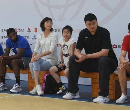 Cán mốc 1m80 ở bậc Tiểu học, con gái Yao Ming khiến CĐM Trung Quốc phát cuồng