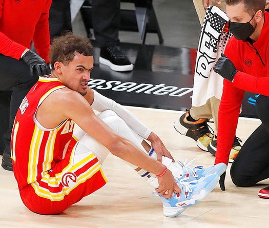 Xui như Trae Young: Lật cổ chân tại chung kết miền vì… giẫm trúng chân trọng tài