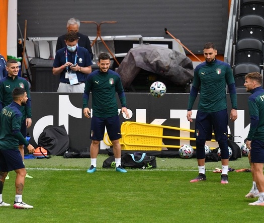 Trước đại chiến với Tây Ban Nha, Italia tập ở sân của đội hạng 5 nước Anh