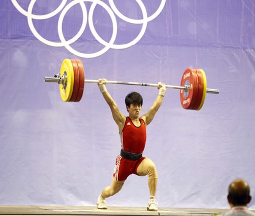 Trao HCĐ cho Trần Lê Quốc Toàn ở lễ xuất quân đoàn TTVN dự Olympic 2020