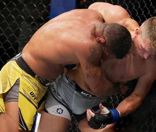 Trọng tài Marc Goddard lý giải pha ra đòn bị nghi phạm lỗi của Gilbert Burns tại UFC 264