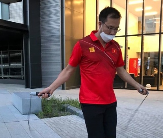 Vừa nhập Làng VĐV Olympic, Hoàng Xuân Vinh tranh thủ tập luyện ngay dưới sảnh