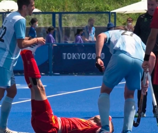 Khúc côn cầu Olympic Tokyo: Nghi đối phương vờ đau, phang gậy ngay lên đầu