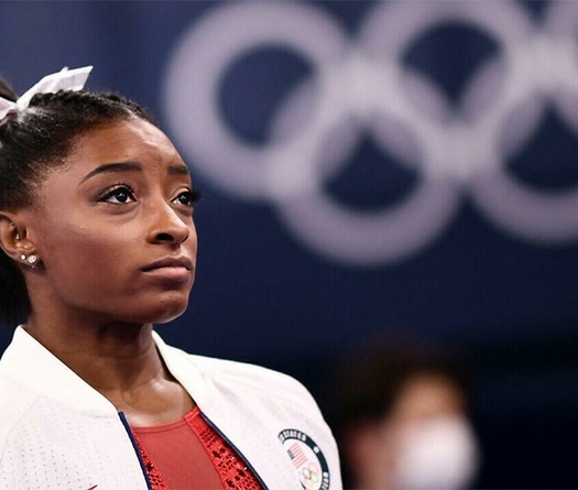 Nữ hoàng TDDC Mỹ Simone Biles tiếp tục gây sốc, từ bỏ chung kết toàn năng