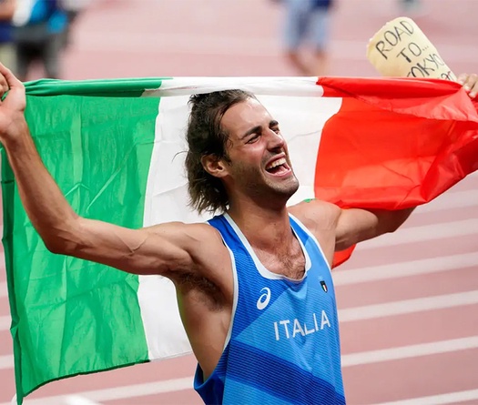 Nhà vô địch nhảy cao Olympic Tokyo ăn mừng với... khuôn bó bột