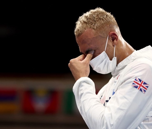 Võ sĩ Boxing bật khóc, không đeo huy chương khi về nhì tại Olympic