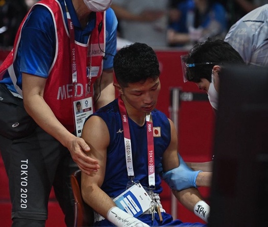 Nghịch lý Boxing Olympic: Ngồi xe lăn rời võ đài, võ sĩ vẫn được xử thắng