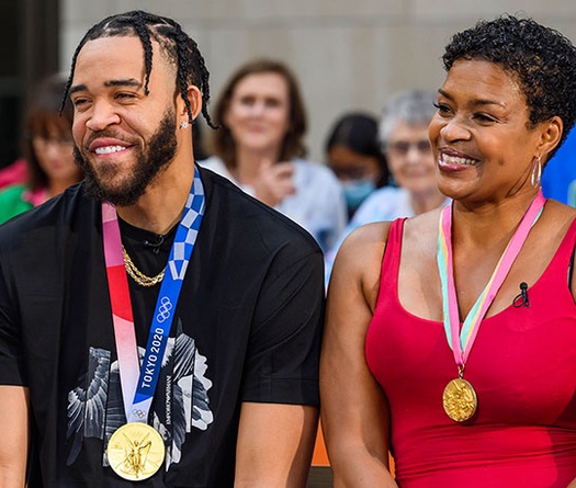 JaVale McGee và bà Pamela chia sẻ về cặp huy chương vàng bóng rổ Olympic lịch sử