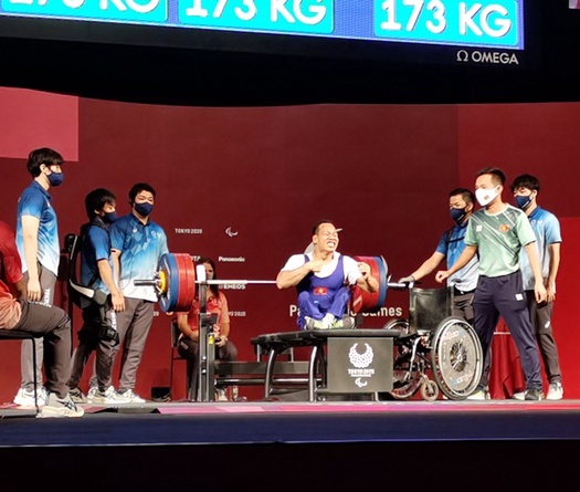 Dâng trào cảm xúc hình ảnh Lê Văn Công quật cường mang về HCB Paralympic 2020