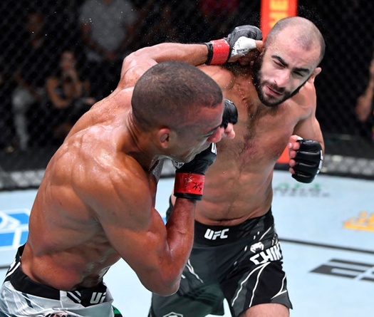 Giga Chikadze hạ knockout "Thần cước" Edson Barboza, thắng trận thứ 7 liên tiếp ở UFC
