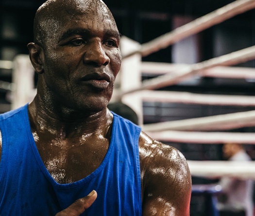 Evander Holyfield trấn an fan hâm mộ khi lên đài Boxing ở tuổi 58