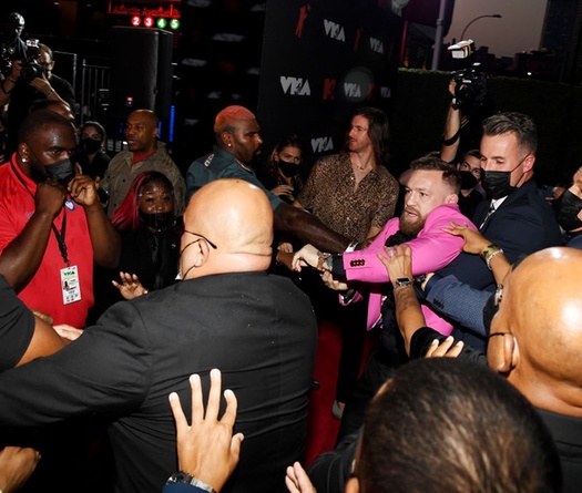 Conor McGregor định nói chuyện bằng “nắm đấm” với bạn trai Megan Fox trên thảm đỏ MTV VMA