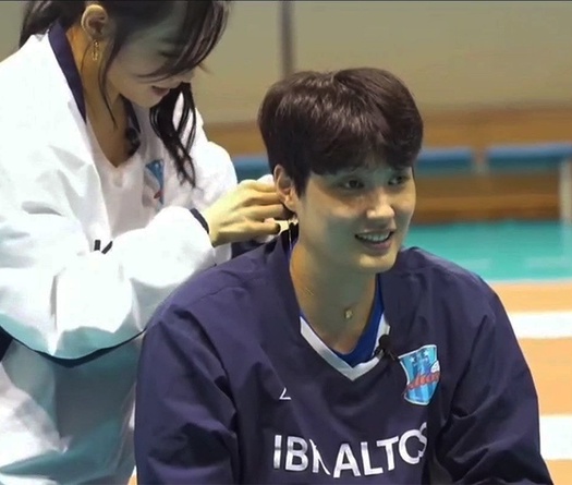 VĐV Bóng chuyền Hàn Quốc nhận quà bất ngờ từ nữ ca sĩ SNSD thay HCV Olympic